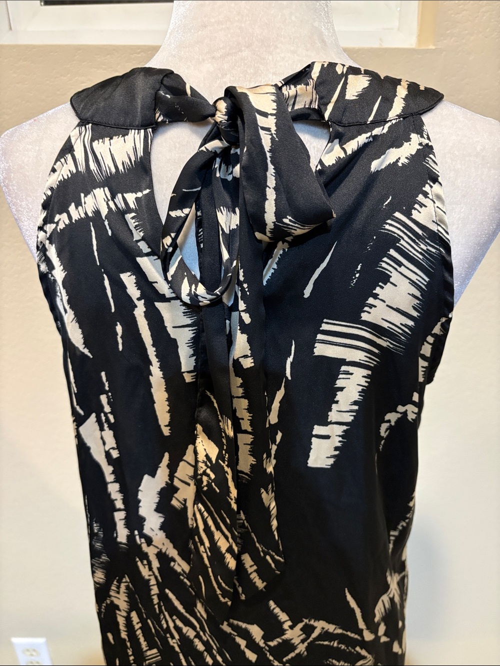 a.n.a Black and Cream Abstract Halter Camisole with Tie Back-Size M - Picture 8 of 12